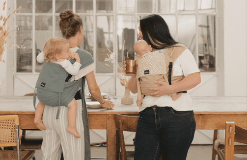 2 enfants portés en porte-bébé