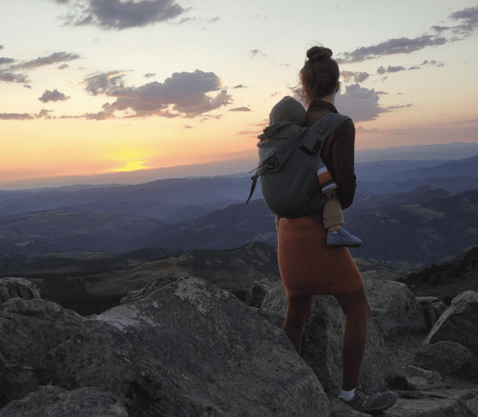 Maman qui porte son bébé en randonnée