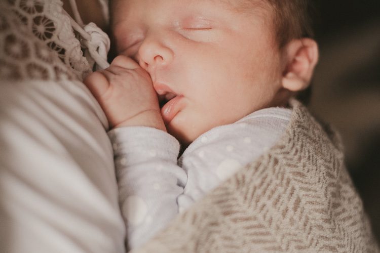 Porter son bébé : y-a-t-il une durée maximum ?