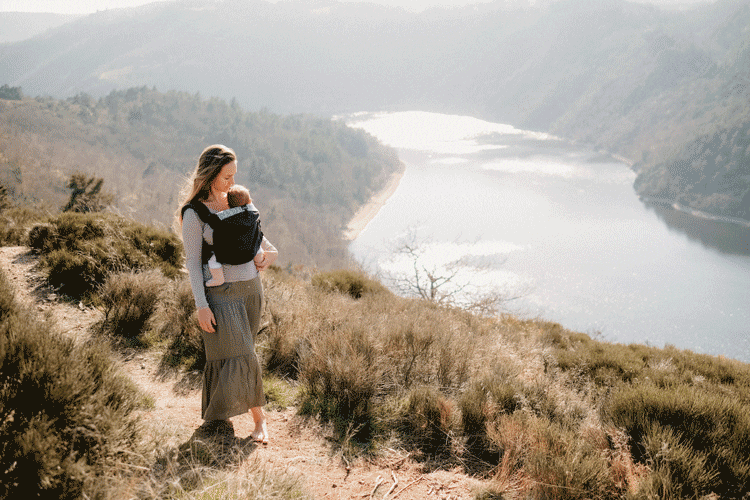 Porter bébé en voyage
