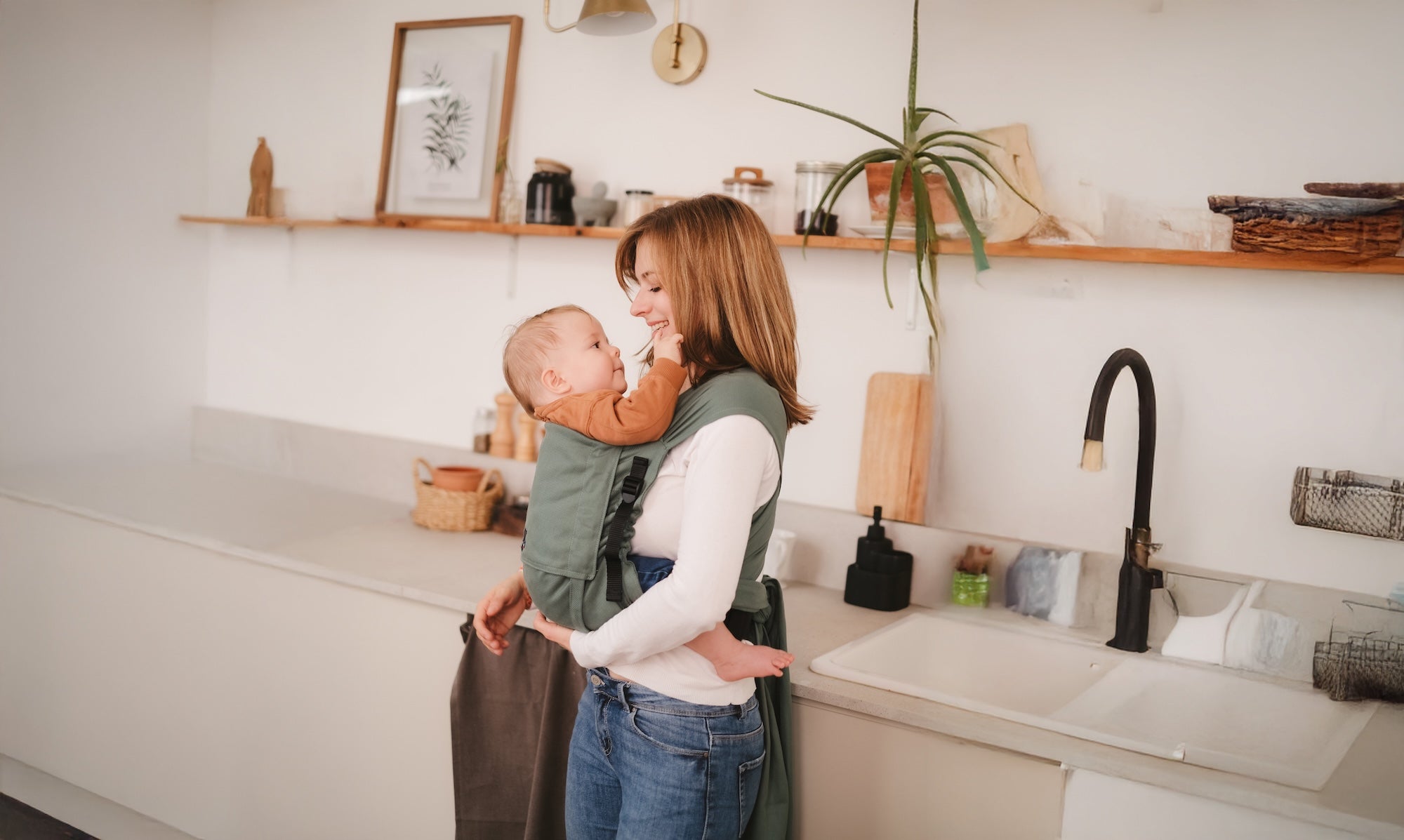Porte-bébé et mal de dos : comment porter votre enfant sans douleur ?