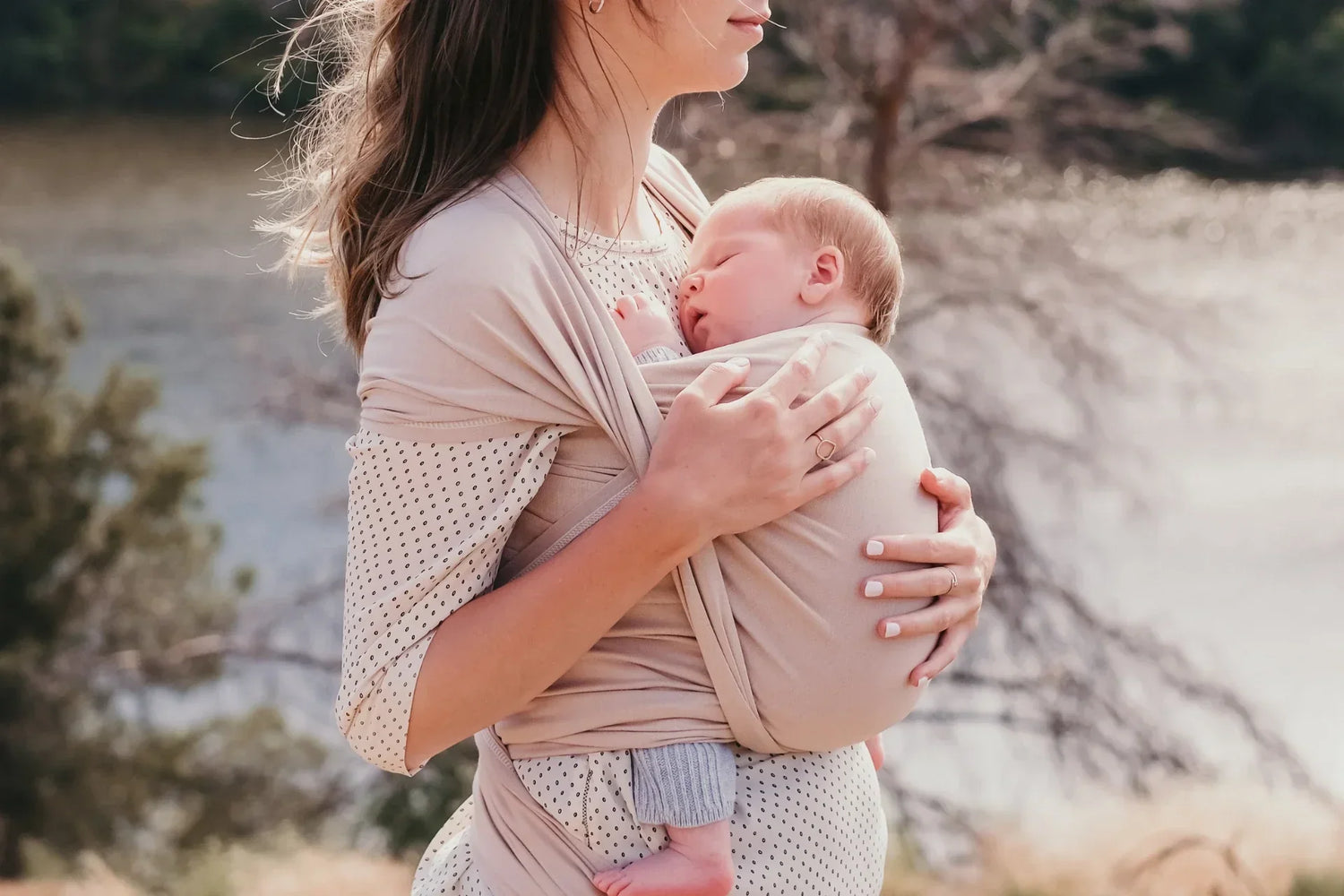 Photo d'un bébé de 6 semaines porté en écharpe de portage extensible Néobulle, contre sa maman.