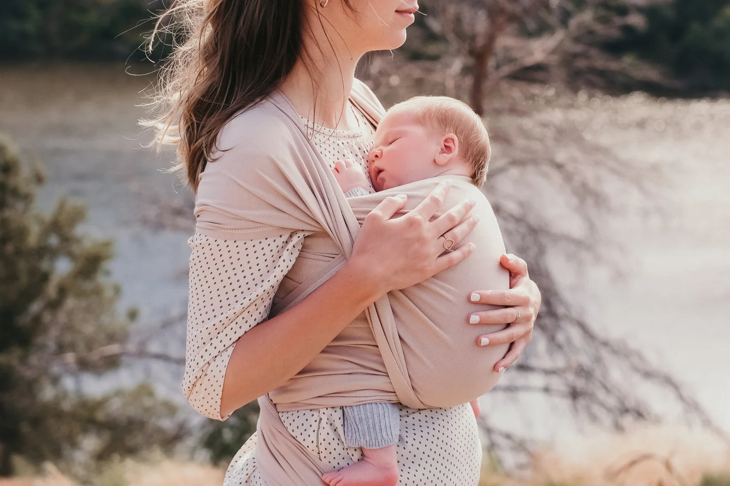 Photo d'un bébé de 6 semaines porté en écharpe de portage extensible Néobulle, contre sa maman.