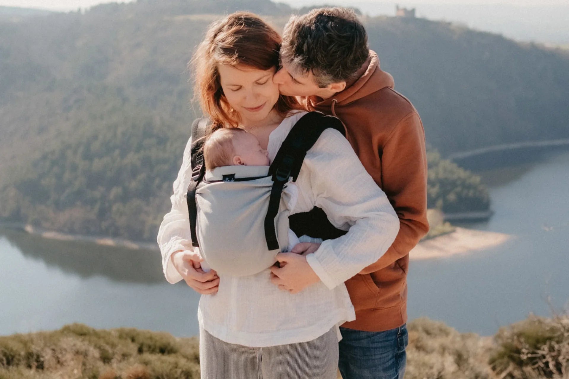 Porte-bébé préformé My Néo de Néobulle, adapté dès la naissance et jusqu'à 12 mois, confortable et physiologique
