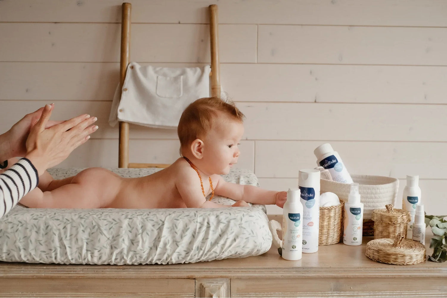 les soins essentiels du nouveau né : photo d'un bébé sur la table à langer