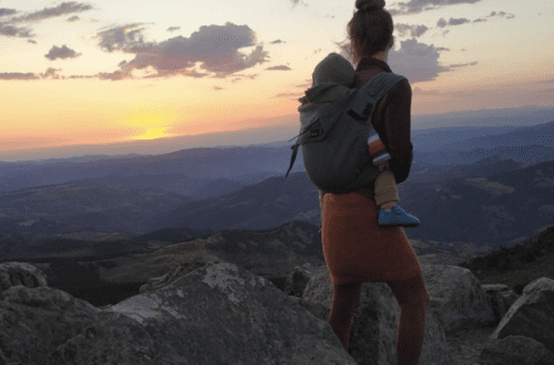 Maman qui porte son bébé en randonnée