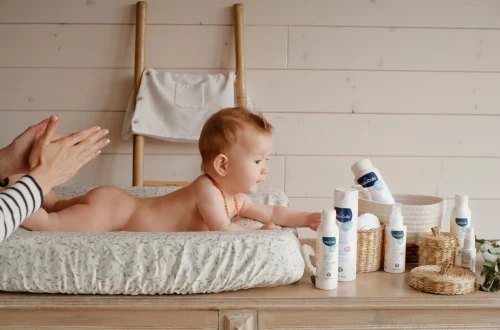les soins essentiels du nouveau né : photo d'un bébé sur la table à langer
