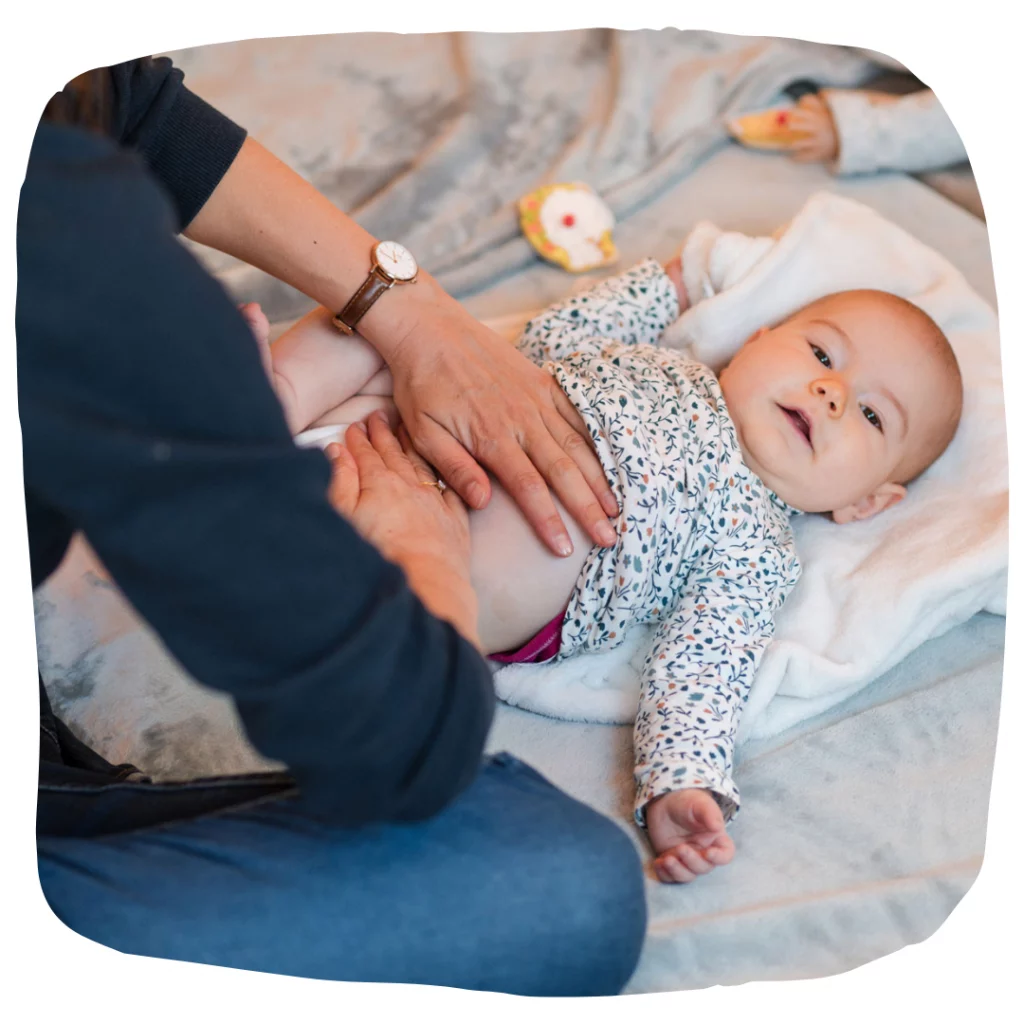 Apaiser l'inconfort digestif de bébé grâce au massage avec l'huile Calmbidou