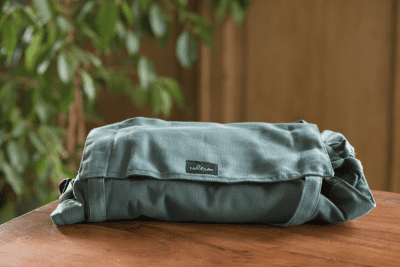 porte-bébé p'tit évo posé sur une table