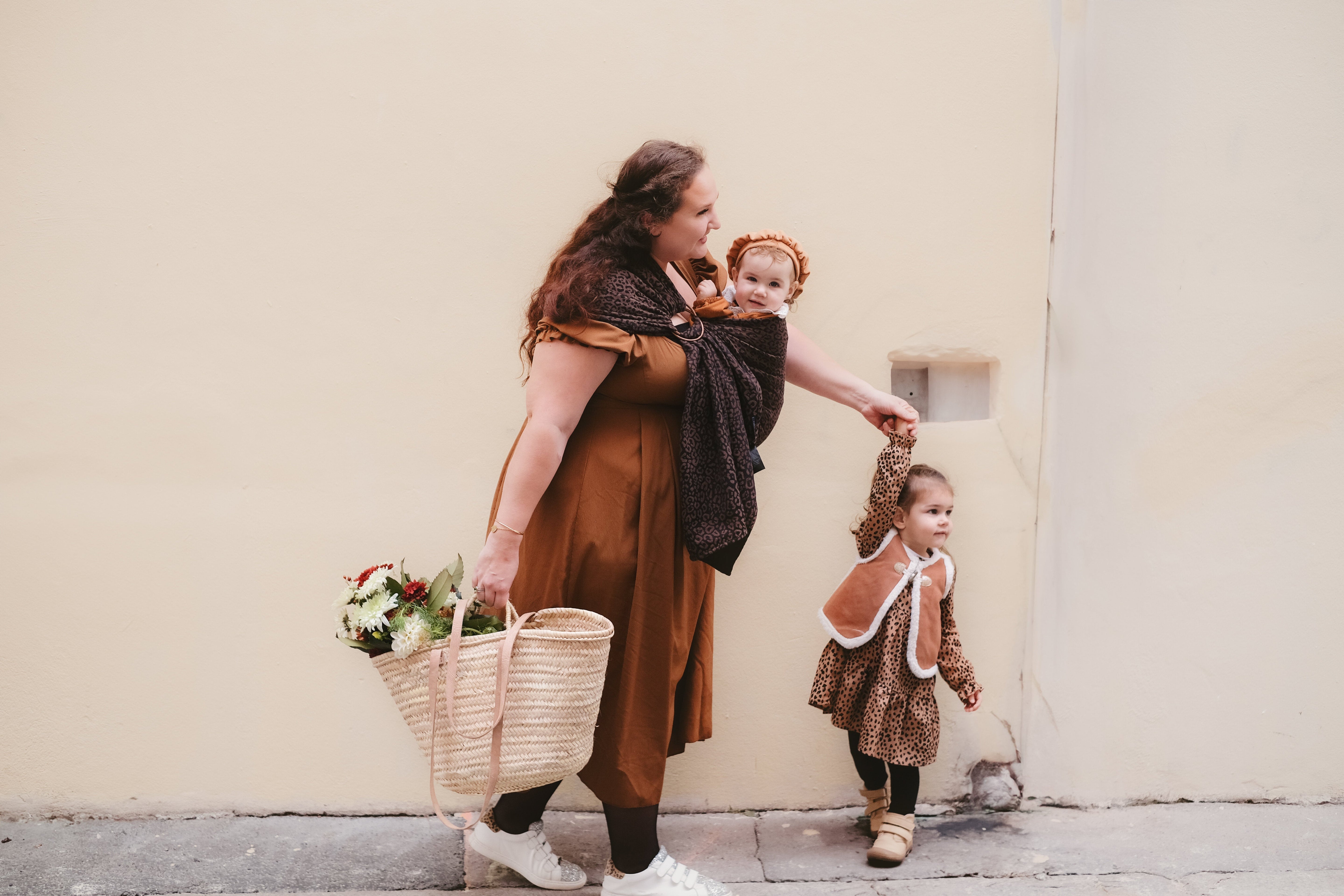 Le portage hanche : une ouverture sur le monde en toute sécurité