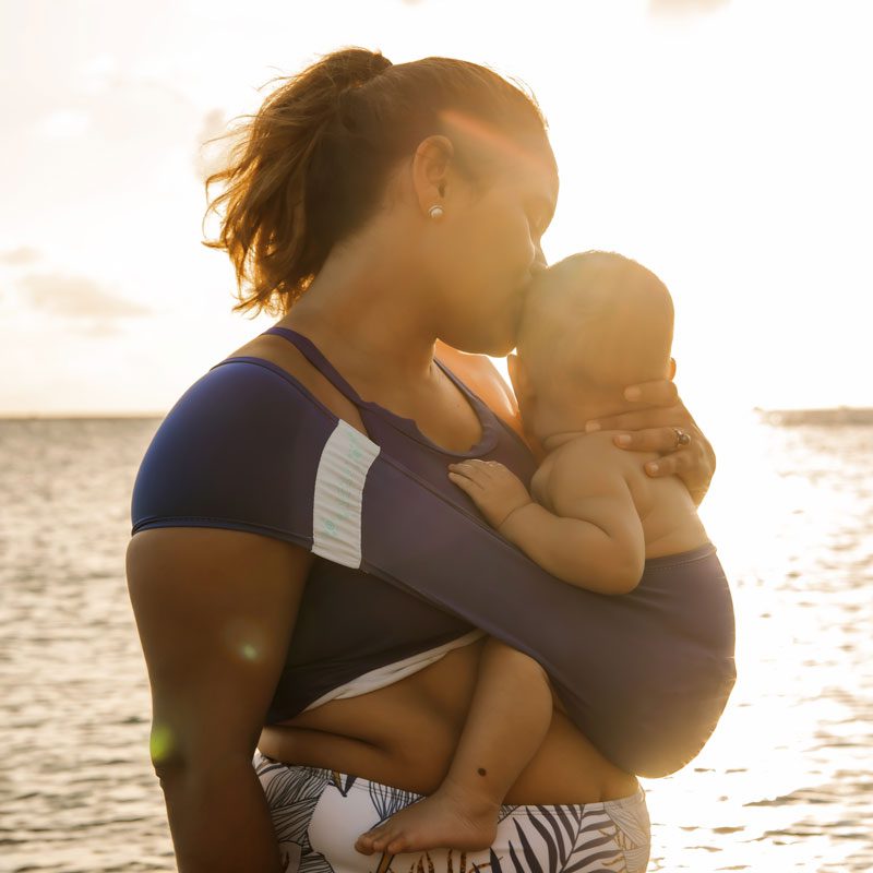 Se baigner avec son bébé
