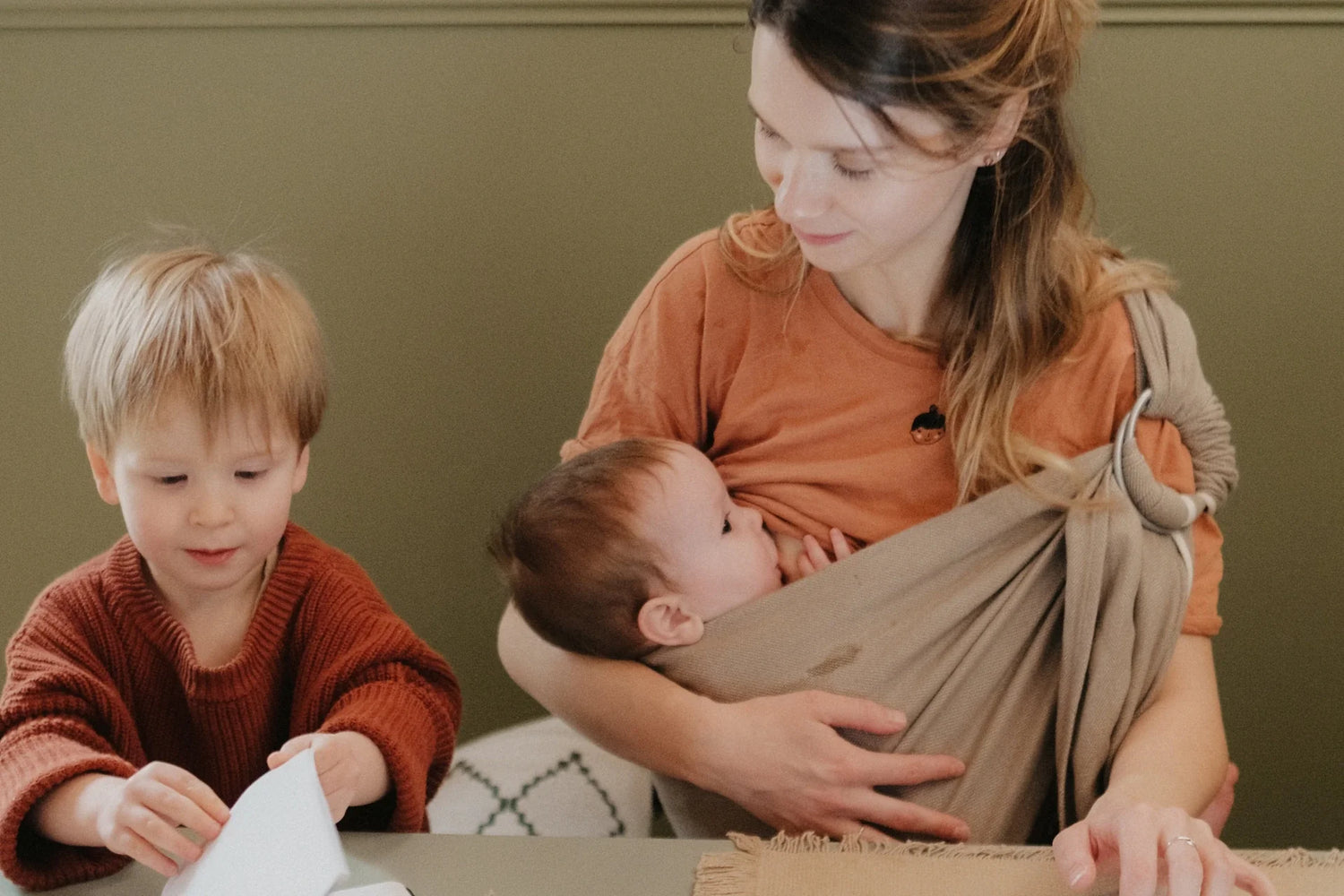 Porte-bébé et allaitement : tous nos conseils