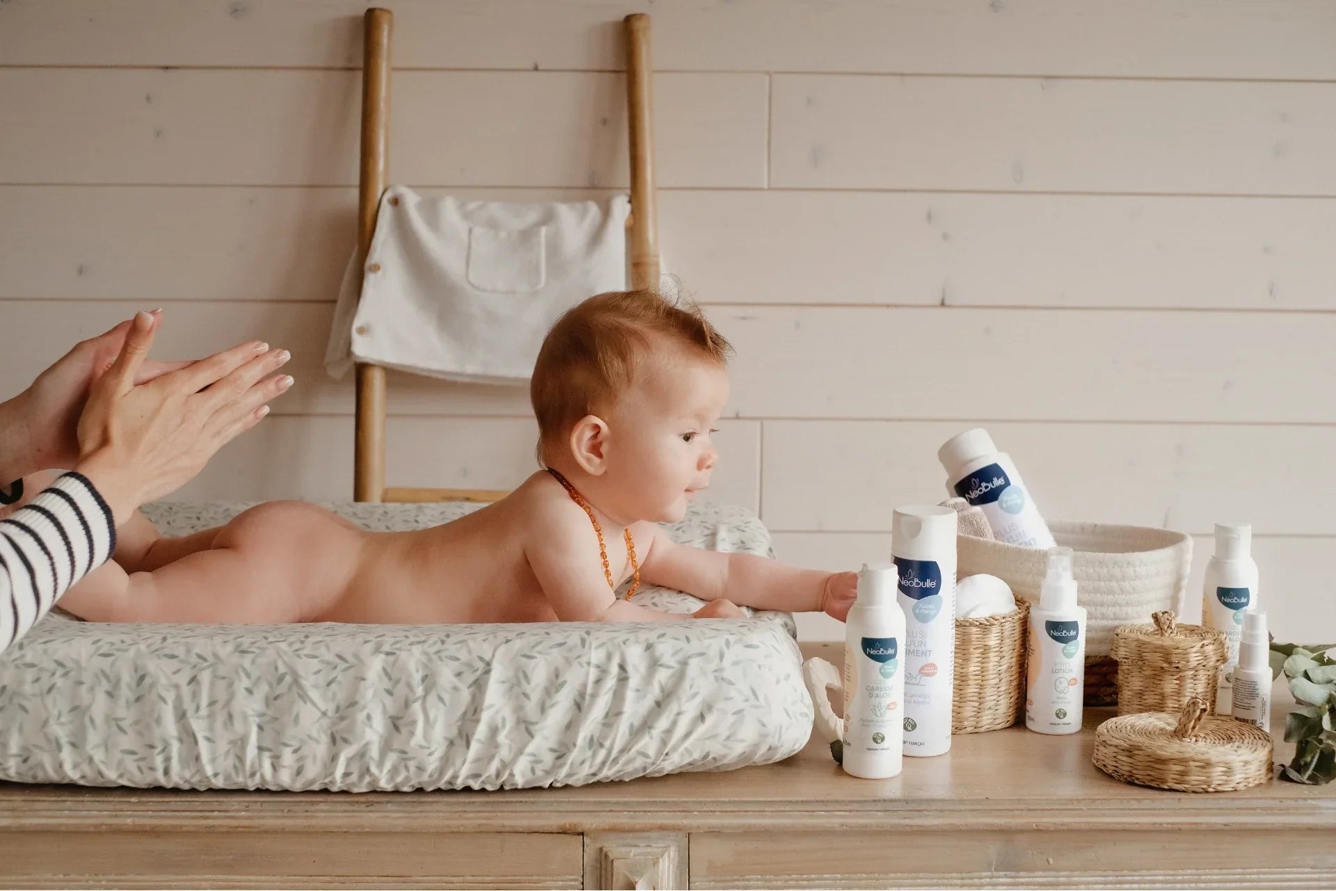 les soins essentiels du nouveau né : photo d'un bébé sur la table à langer